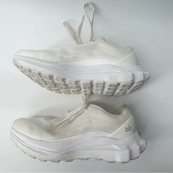 Alo Yoga Women’s sz 7.5 White Cushioned Mid Soles Tennis Sneaker - Picture 4 of 11